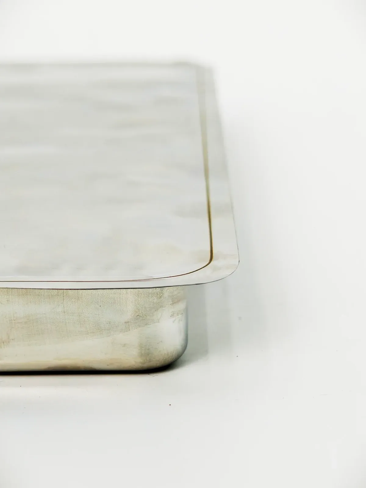 Stainless-steel VIP, close-up of the corner and edge.